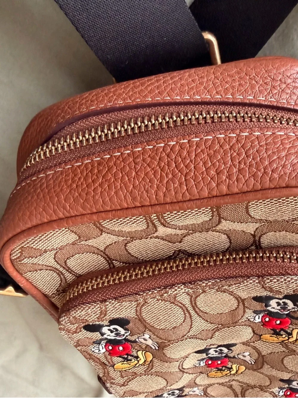 Disney Coach Track Pack 14 Signature Jacquard Mickey Mouse Sling Pebble Leather - Picture 2 of 11